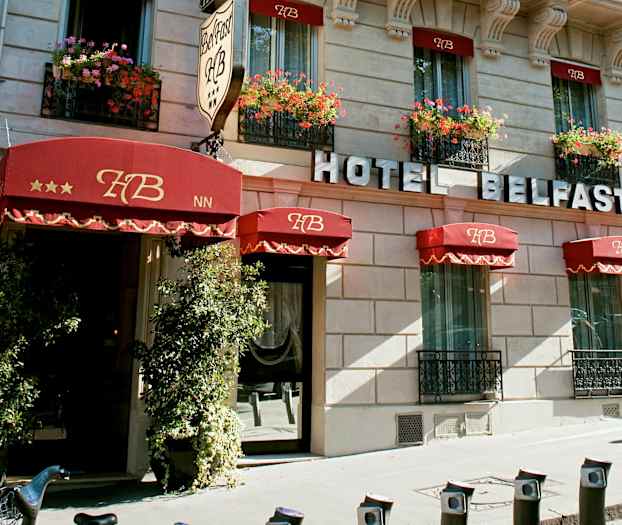 Facade med navnet Hotel Belfast og røde markiser. (AI-genereret tekst)