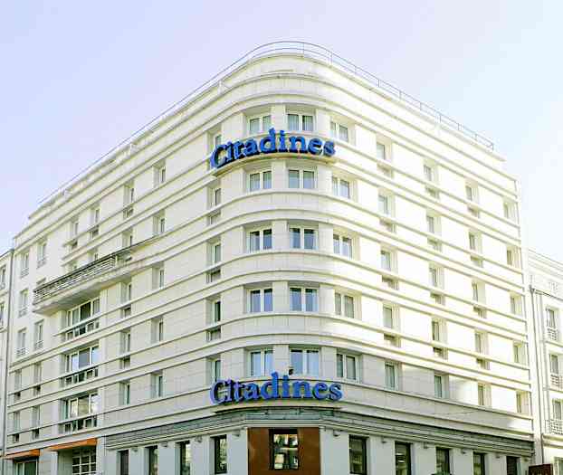En bygning med teksten 'Citadines' på facaden. (AI-genereret tekst)