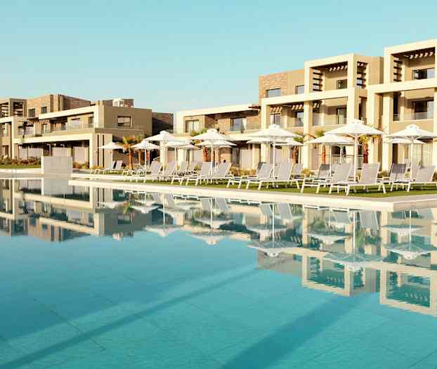 En pool med liggestole og parasoller ved et moderne hotel. (AI-genereret tekst)