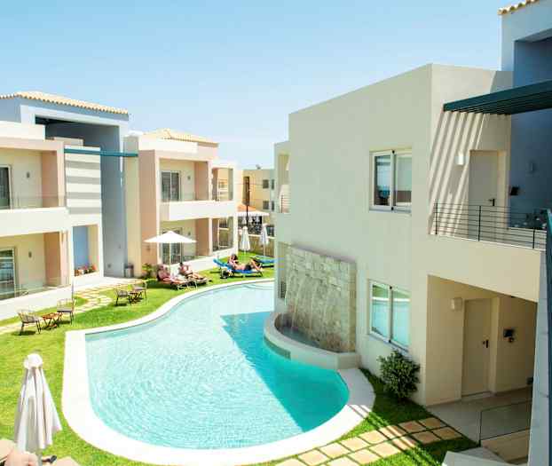 Hotelområde med pool og liggestole. (AI-genereret tekst)