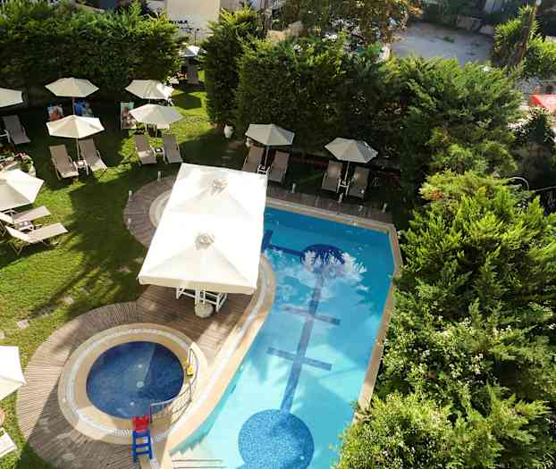 Udendørs swimmingpool med solsenge og parasoller omgivet af grønt. (AI-genereret tekst)