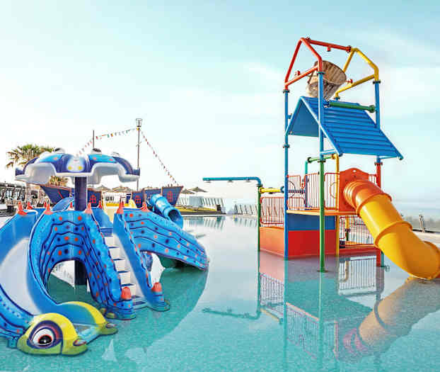 En legeplads i vandet med rutsjebaner og farverigt design. (AI-genereret tekst)