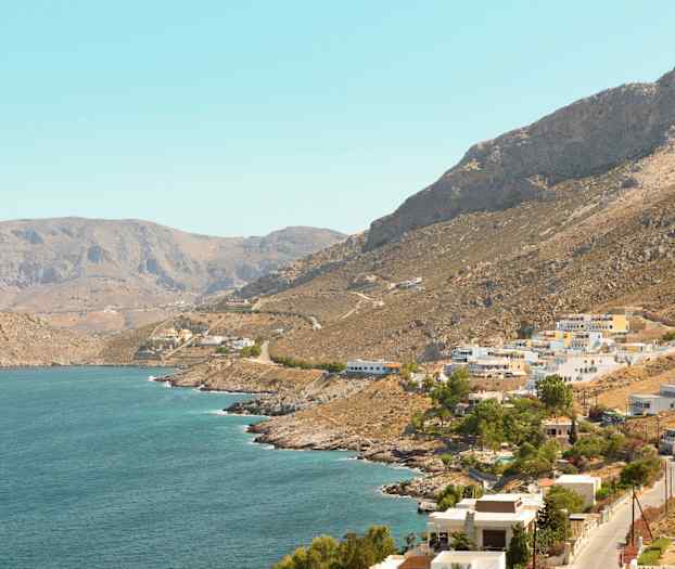 Kystby med bjerge i baggrunden. (AI-genereret tekst)