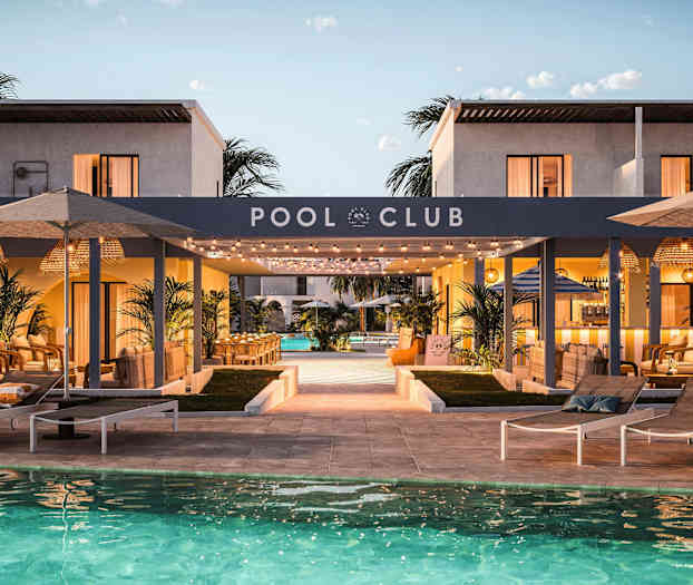 Billede af en poolklub med liggestole ved en swimmingpool, omgivet af moderne arkitektur og udendørsmøbler i en lounge-atmosfære. (AI-genereret tekst)