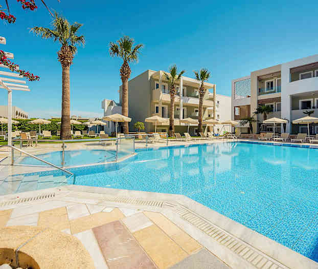 Udendørs pool og hotelbygning med liggestole. (AI-genereret tekst)