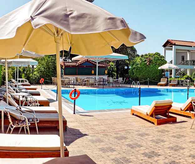 Udendørs swimmingpool med liggestole og parasoller. (AI-genereret tekst)