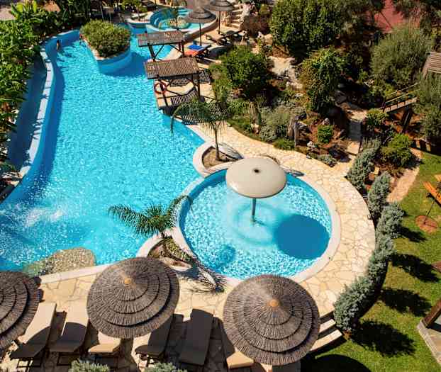 Udendørs swimmingpool med liggestole og parasoller. (AI-genereret tekst)