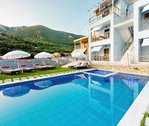 Udendørs swimmingpool foran hotel med liggestole og parasoller. (AI-genereret tekst)