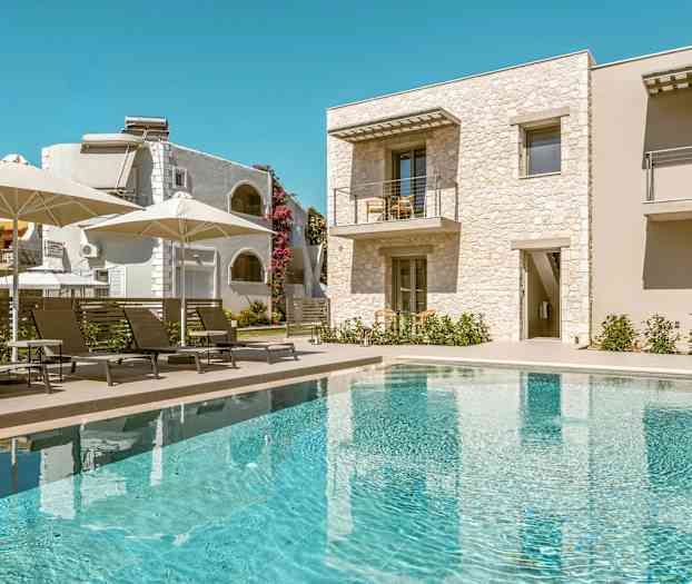 Billede af en udendørs pool foran et moderne stenhus med altaner. (AI-genereret tekst)