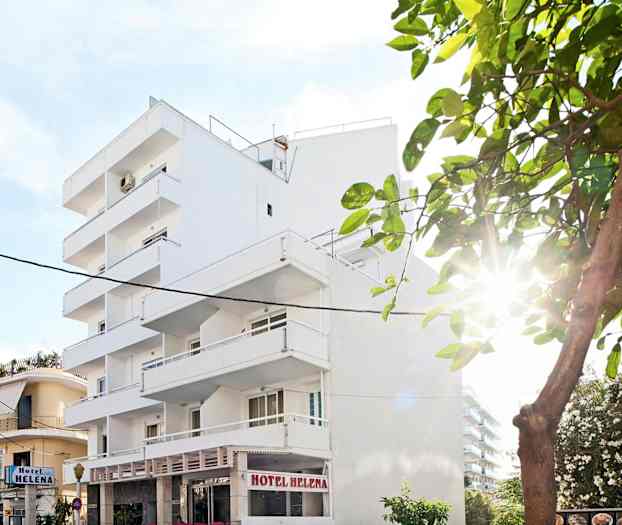 Hvid hotelbygning med altaner og omkringliggende træer. (AI-genereret tekst)