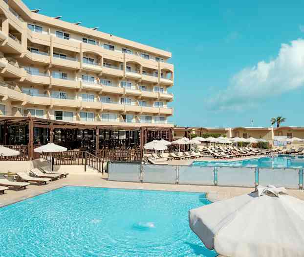 Udendørs pool med liggestole og parasoller ved et hotel. (AI-genereret tekst)