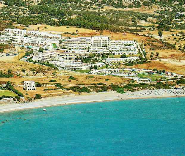 Udsigt over hoteller og bygninger på en skråning nær en strand med liggestole og blåt hav. (AI-genereret tekst)