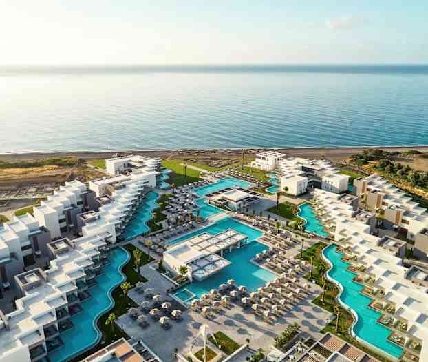 Luftfoto af en hotelresort med swimmingpools nær havet. (AI-genereret tekst)