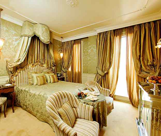 Luksuriøst hotelværelse med en stor seng og elegante gyldne detaljer. (AI-genereret tekst)