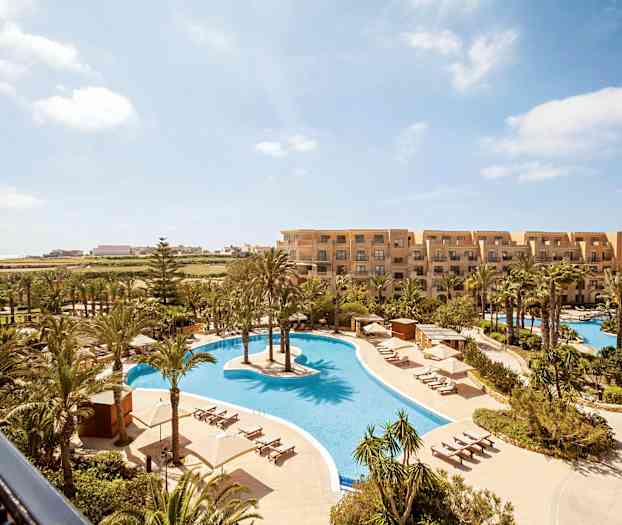 Et feriested med pools, liggestole og palmer. (AI-genereret tekst)