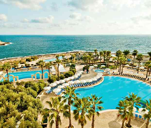 Billede af en resort ved havet med pools, parasoller og palmer. (AI-genereret tekst)