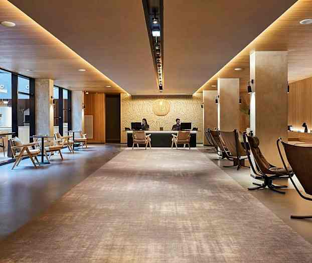 Receptionen på et moderne hotel med siddepladser. (AI-genereret tekst)