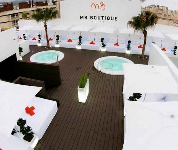 Tagterrasse med jacuzzi, liggestole, parasoller og tropiske planter. (AI-genereret tekst)