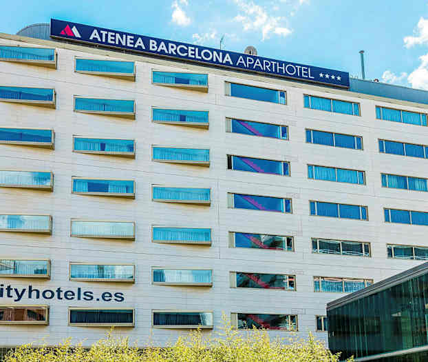 En flerfamiliebygning med skilt for Atenea Barcelona Aparthotel og teksten cityhotels.es synlig på facaden. (AI-genereret tekst)