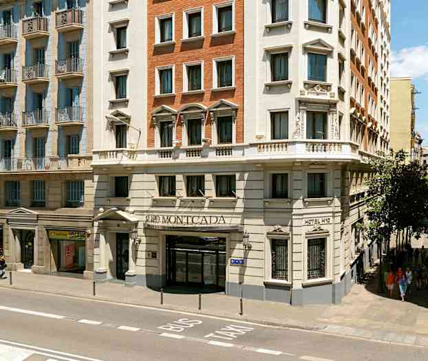 Bygning med hotelfacade ved en gade i bymiljø. (AI-genereret tekst)