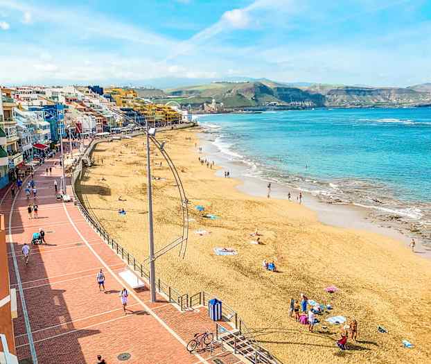 Strand med mennesker, hav og gangsti. (AI-genereret tekst)