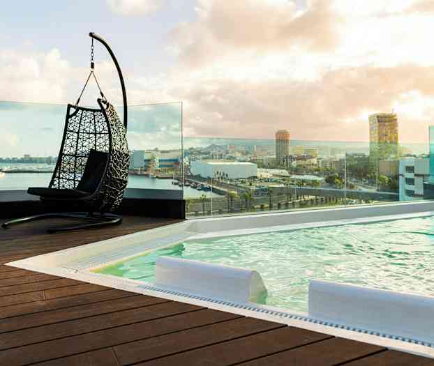 Tagpoolområde med hængende stol og panoramisk udsigt over byen. (AI-genereret tekst)