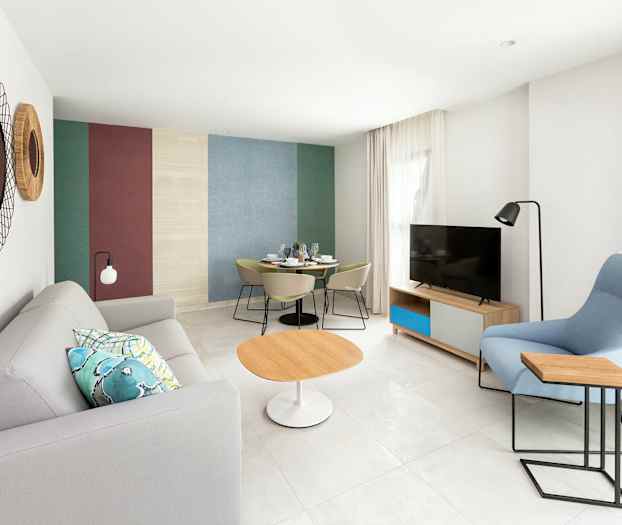 Moderne møbleret stue med sofa, bord og TV. (AI-genereret tekst)