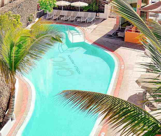 Udendørs pool med liggestole og palmer. (AI-genereret tekst)