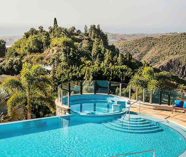 Udsigt over en pool omgivet af frodig grønt og dale. (AI-genereret tekst)