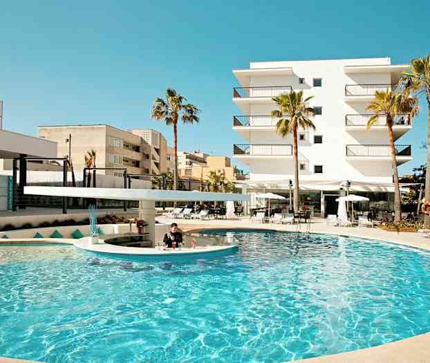 Billedet viser en udendørs pool omgivet af palmer og liggestole, med et moderne hotel i baggrunden. (AI-genereret tekst)