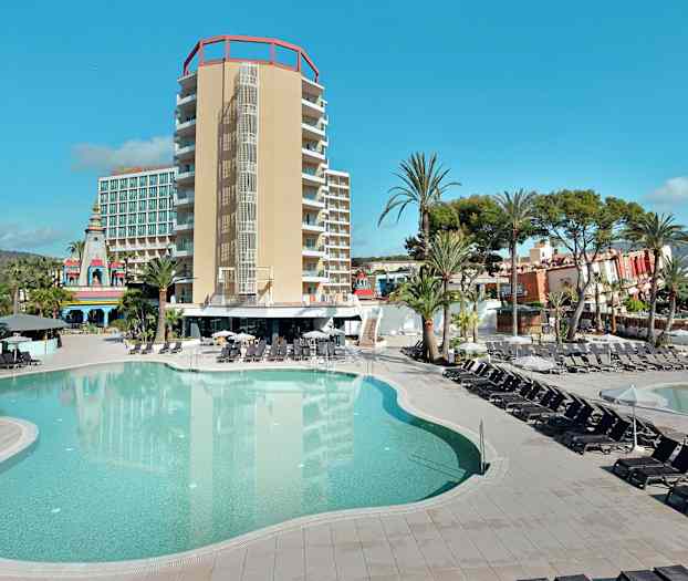 Poolområde med liggestole og en moderne hotelbygning i baggrunden. (AI-genereret tekst)