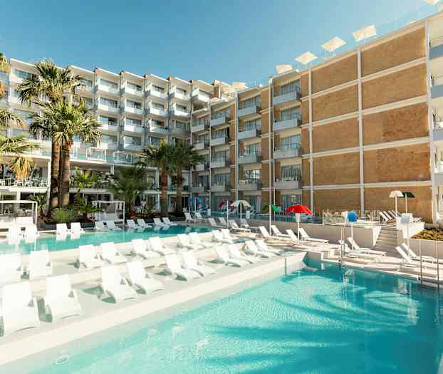 Et hotel med en pool omgivet af liggestole og grønne palmer. (AI-genereret tekst)