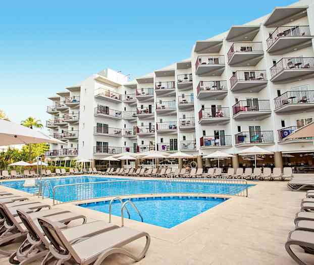 Flere liggestole og parasoller ved en udendørs pool foran en fler-etages bygning. (AI-genereret tekst)