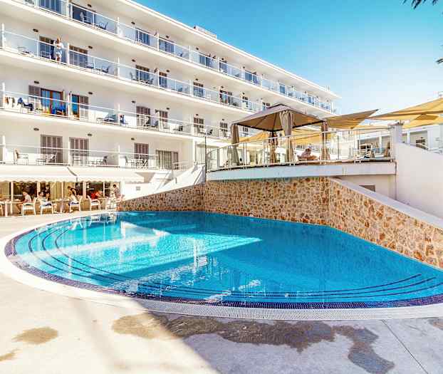 Udendørspool ved hotel med liggestole og altaner. (AI-genereret tekst)