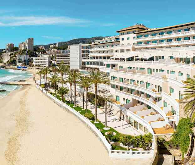 Billede af en strand med palmer og hvide bygninger i et turistområde. (AI-genereret tekst)