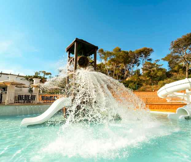 En vandlegeplads med rutsjebaner og vandfald. (AI-genereret tekst)