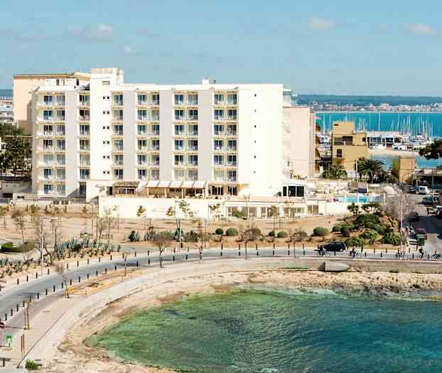 Et hotel ved stranden med udsigt over havet. (AI-genereret tekst)