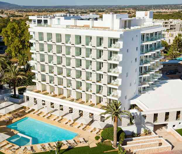 En moderne hotelbygning med en pool og liggestole omkring den, omgivet af træer og grønne områder. (AI-genereret tekst)