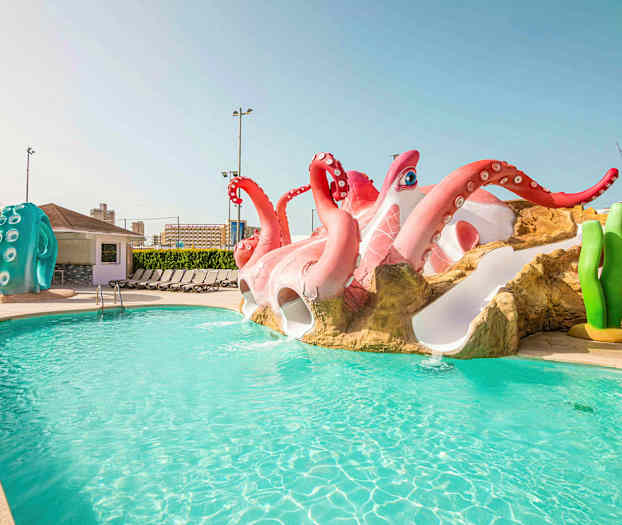 Poolområde med en farverig blæksprutteformet vandrutsjebane. (AI-genereret tekst)