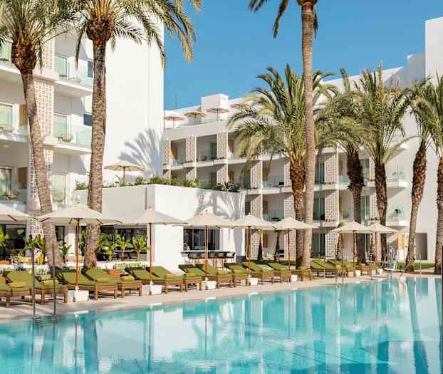 Poolområde med solvogne, parasoller og en hvid bygning i baggrunden omgivet af palmer. (AI-genereret tekst)