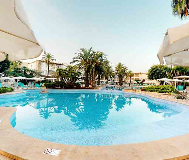 Stor pool omgivet af parasoller og palmer ved hotellet. (AI-genereret tekst)