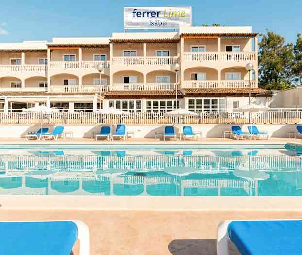 En udendørs swimmingpool omgivet af liggestole med blå hynder foran en bygning med altaner. (AI-genereret tekst)