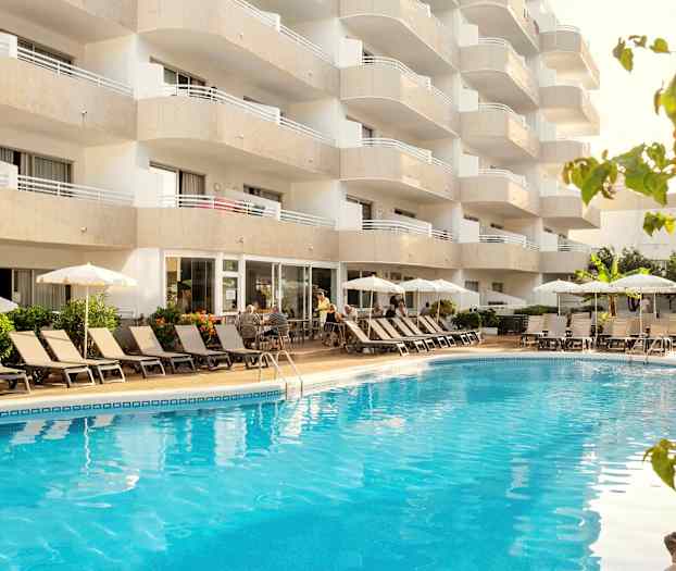 Billede af et hotel med altaner, pool og liggestole. (AI-genereret tekst)