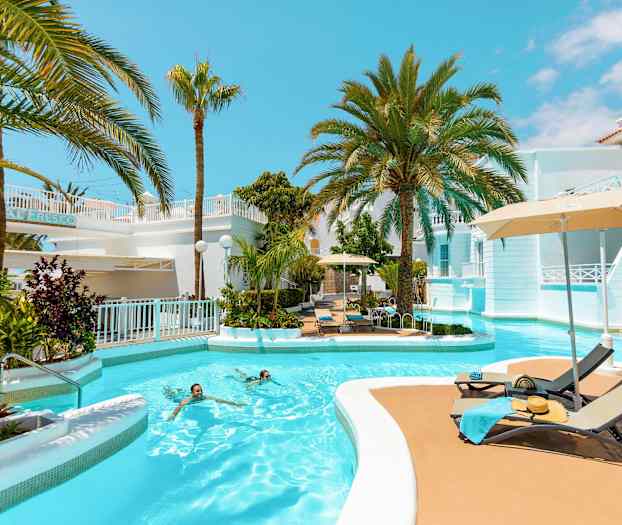 En pool med palmer og liggestole i nærheden. (AI-genereret tekst)