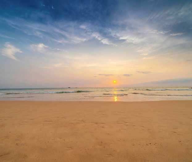 En strand under solnedgang med havet i baggrunden. (AI-genereret tekst)
