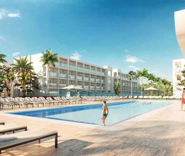 En solrig udendørs swimmingpool med liggestole omkring, omgivet af palmer og moderne bygninger. (AI-genereret tekst)