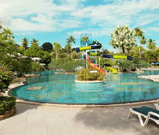 Udendørs pool med vandrutsjebaner omgivet af palmer. (AI-genereret tekst)