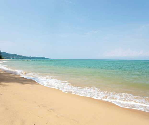 Billede af en sandstrand med havet i baggrunden. (AI-genereret tekst)