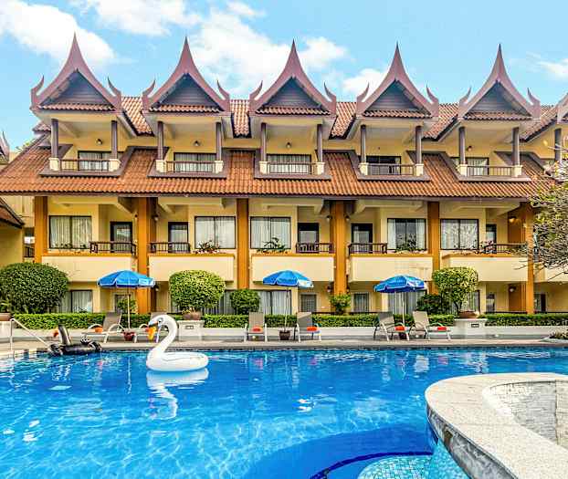 Et hotel med thailandske tagdetaljer og en blå pool foran, inklusive en oppustelig svane. (AI-genereret tekst)