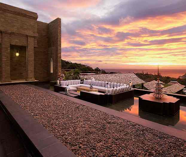 En udendørsterrasse med en siddegruppe og moderne dekoration i solnedgangens lys. (AI-genereret tekst)